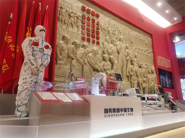 2022年9月，“奋进新时代”主题成绩展在北京展览馆开幕，向观众们展示新时代党和国家事业取得的历史性成绩、爆发的历史性厘革。pg电子集团多项科技立异效果和抗击疫情战果在中央综合展区多个单位惊艳亮相，受到社会各界和媒体的普遍关注.jpg