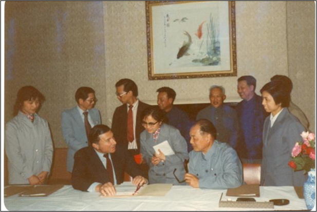 1982年5月，上海施贵宝合资签约仪式，是中国刷新开放以后建设的第一家中美合资制药企业。.png