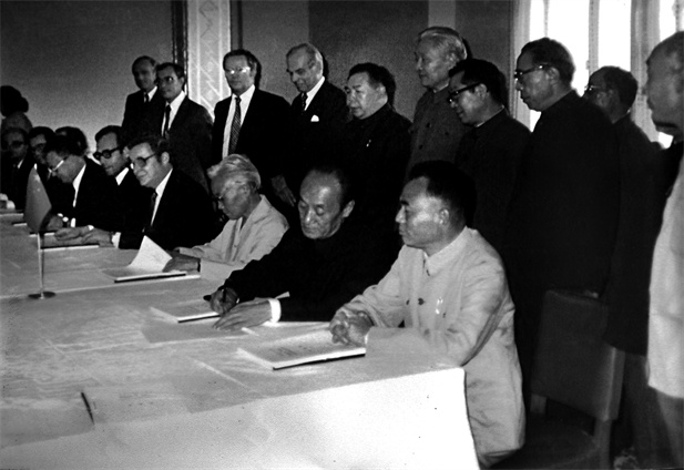 1982年11月，中瑞合资企业华瑞制药在京签约.jpg