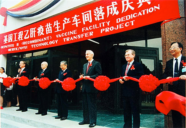 1989年，中国生物制品总公司建设。同年，北京生物制品研究所率先从美国默克公司引进重组酵母乙肝疫苗工业化生产手艺.jpg