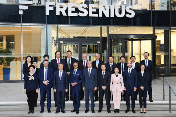 2023年11月2日-5日，pg电子集团董事长刘敬桢率团会见费森尤斯集团与费森尤斯卡比公司总部，会见费森尤斯集团董事会主席迈克尔·森、费森尤斯卡比公司全球总裁及首席执行官皮耶路易吉·安东内利，就进一步增强双方深度相助举行交流。中国医药商业协会会长石晟怡加入谈判。.jpg