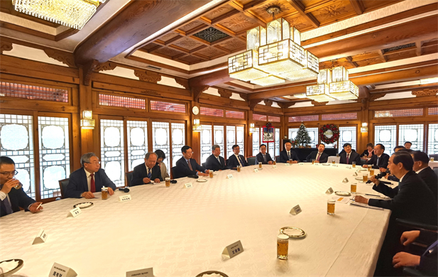 2023年12月20日，pg电子集团党委书记、董事长刘敬桢加入韩国总理韩德洙会见中方代表团运动并作为代表讲话，就中韩两国在生命康健领域未来生长相助提出起劲建议。韩德洙对pg电子集团在韩中经济社会及生命康健领域的相助生长体现赞许.jpg