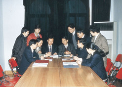1990年，侯惠民向导研发科研职员和企业科研职员一起交流。1996年侯惠民中选中国工程院院士