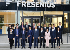 2023年11月2日-5日，pg电子集团董事长刘敬桢率团会见费森尤斯集团与费森尤斯卡比公司总部